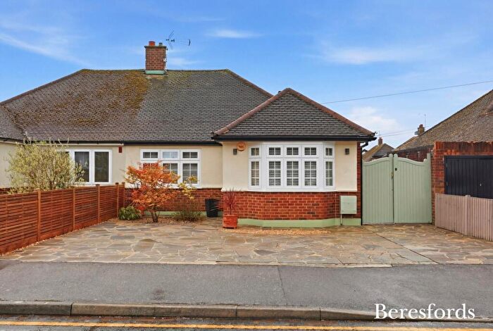 2 Bedroom Bungalow For Sale In Dunmow Gardens, West Horndon, CM13