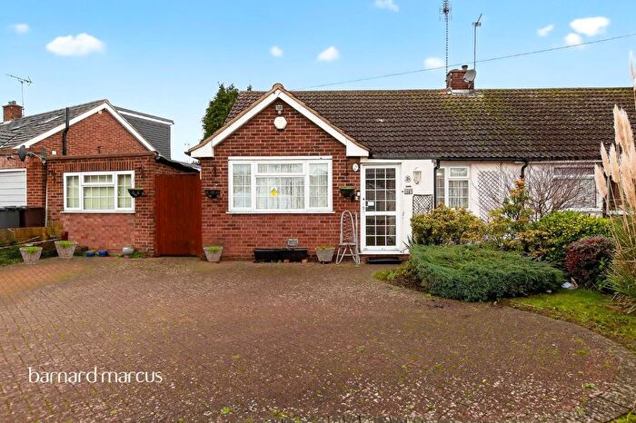 3 Bedroom Semi Detached Bungalow For Sale In Oak Way, Feltham, TW14