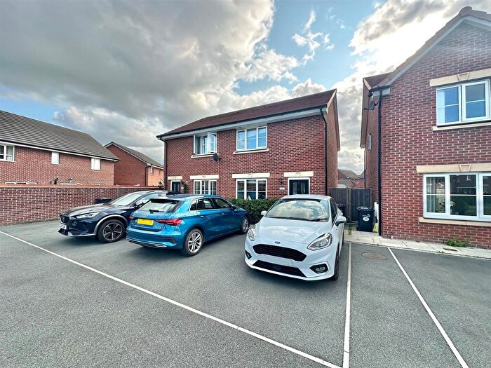 3 Bedroom Semi-Detached House For Sale In Brogden Drive, Willaston, Cheshire, CW5