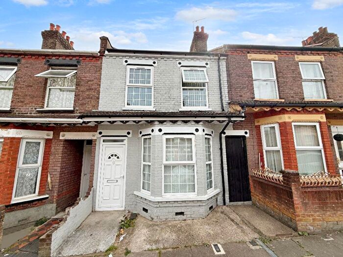 3 Bedroom Terraced House For Sale In Lyndhurst Road, Dallow Road Area, Luton, LU1