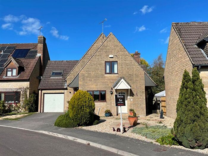 3 Bedroom Detached House For Sale In Hunters Mead, Motcombe, SP7