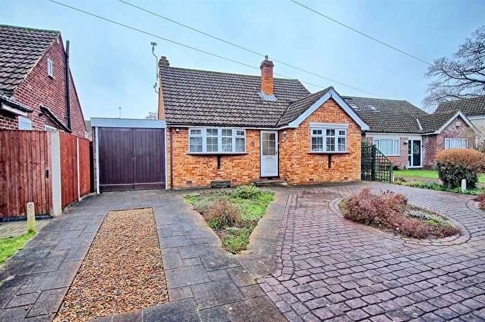 3 Bedroom Detached Bungalow For Sale In Sandon Road - Cheshunt - Chain Free, EN8