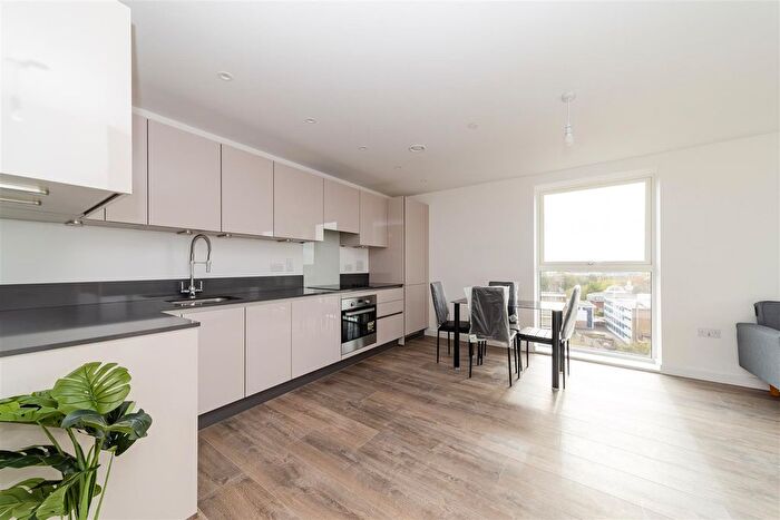 2 Bedroom Flat To Rent In East Acton Lane, London, W3