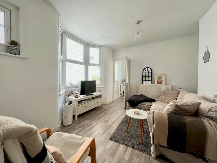 2 Bedroom Flat To Rent In Helix Gardens, London, SW2