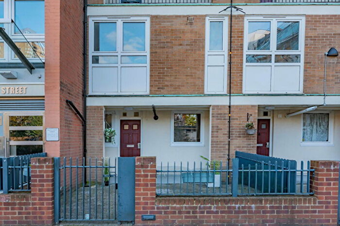 3 Bedroom Maisonette For Sale In Brownfield Street, London, E14