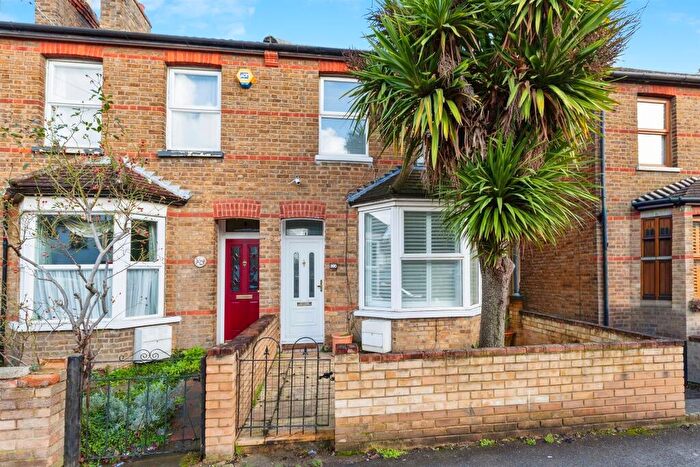 3 Bedroom Semi-Detached House For Sale In Ragstone Road, Slough, SL1