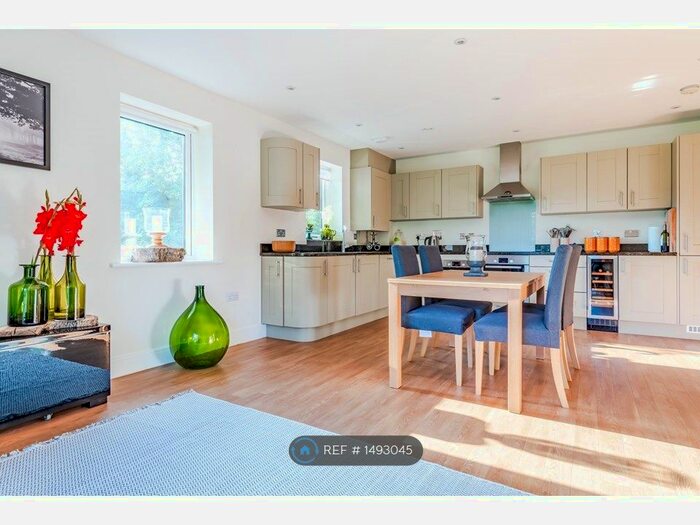 2 Bedroom Flat To Rent In Linnell Court, Redhill, RH1