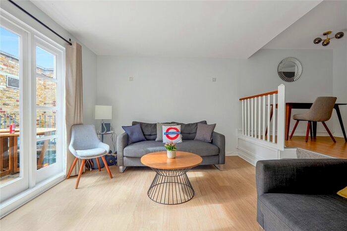 2 Bedroom Flat To Rent In Battersea Rise, London, SW11