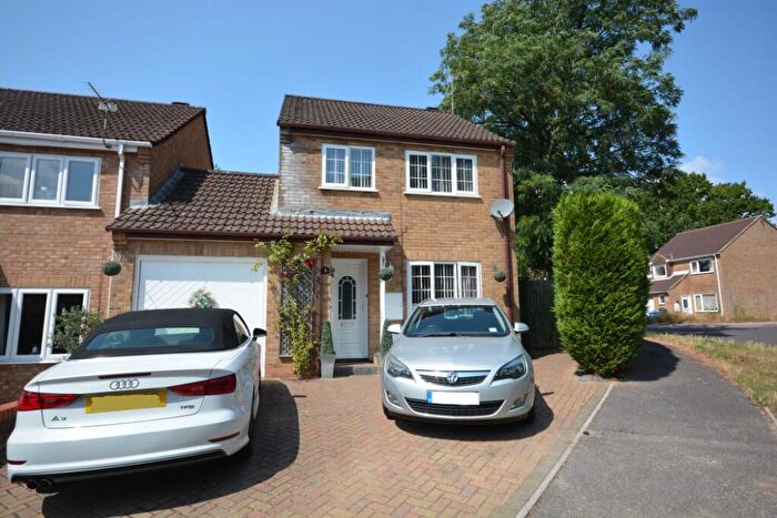 3 Bedroom Link Detached House For Sale In Primrose Gardens, Creekmoor, Poole, Dorset, BH17