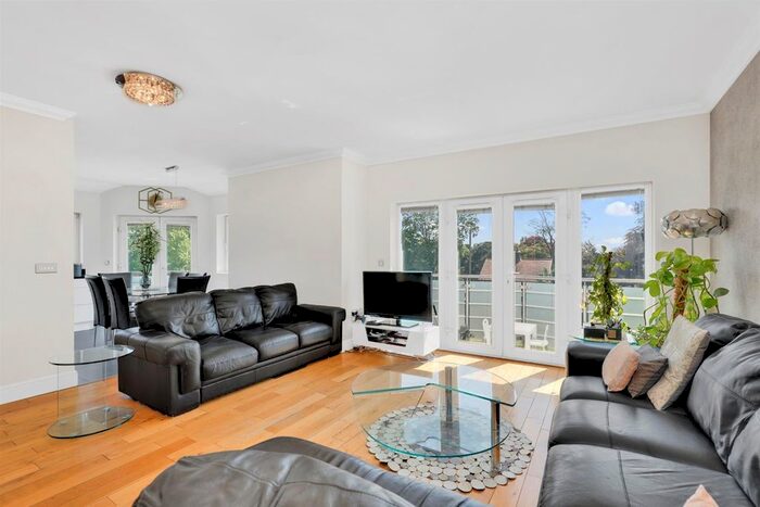 3 Bedroom Flat To Rent In Ballards Lane, London, N3