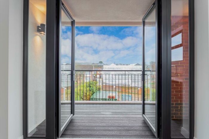 2 Bedroom Apartment To Rent In Pynnacles Close Stanmore, HA7