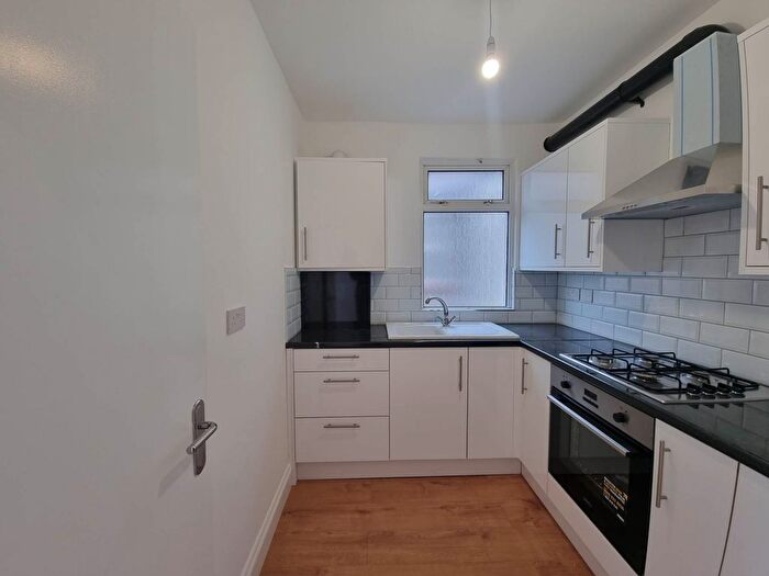 5 Bedroom Flat To Rent In Huxley Parade, Edmonton, N18
