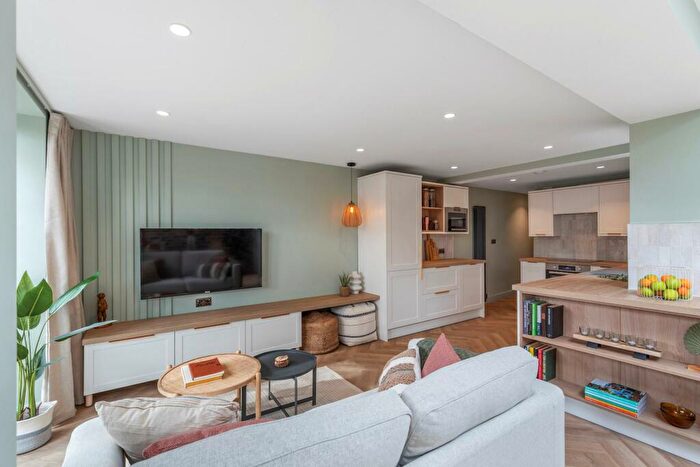 2 Bedroom Apartment To Rent In Yarborough Road - Bedroom En Suite Apt - /, LN1