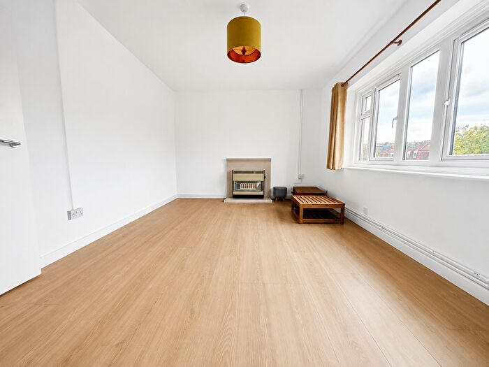 2 Bedroom Flat For Sale In Cutler Road, Bristol, BS13