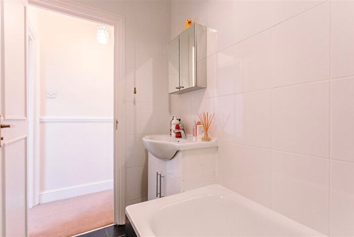 1 Bedroom Flat To Rent In Hillfield Avenue, London, N8