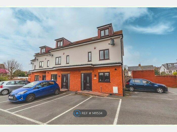 3 Bedroom Semi-Detached House To Rent In Parliament Mews, Slough, SL1