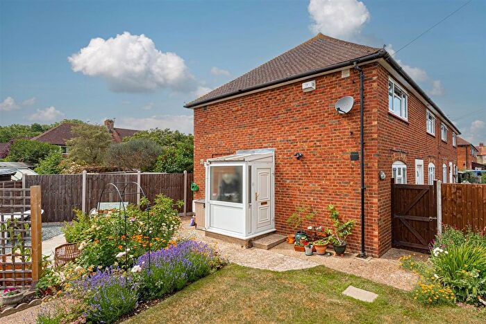 2 Bedroom Flat For Sale In Parkhurst, Epsom, KT19