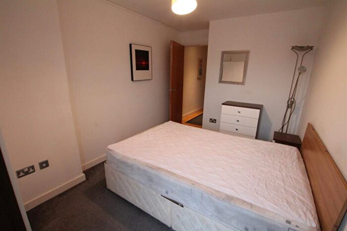 2 Bedroom Apartment To Rent In Queens Court, HU1