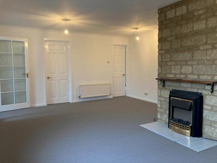 2 Bedroom Detached Bungalow To Rent In Hoyle Close, Witney, OX28