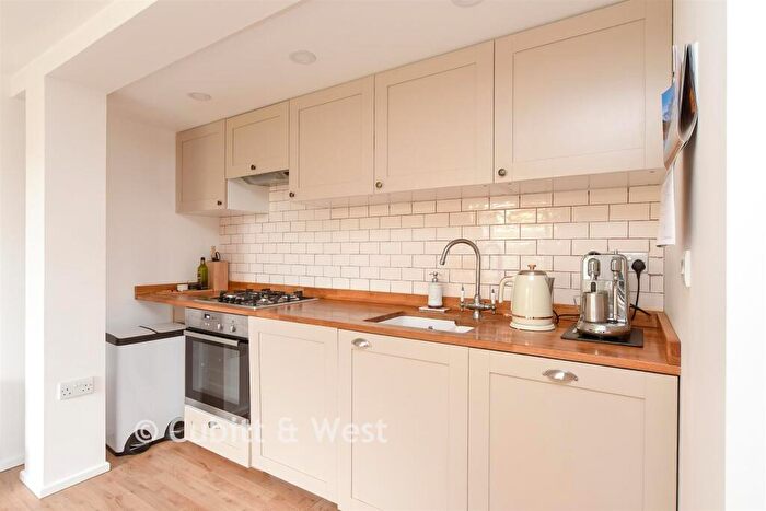 1 Bedroom Flat For Sale In Church Street, Leatherhead, Surrey, KT22