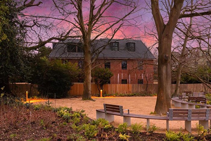 2 Bedroom Apartment For Sale In Shootersway, Berkhamsted, HP4