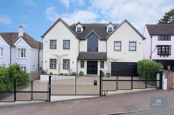 5 Bedroom Detached House To Rent In Connaught Avenue, Loughton, IG10