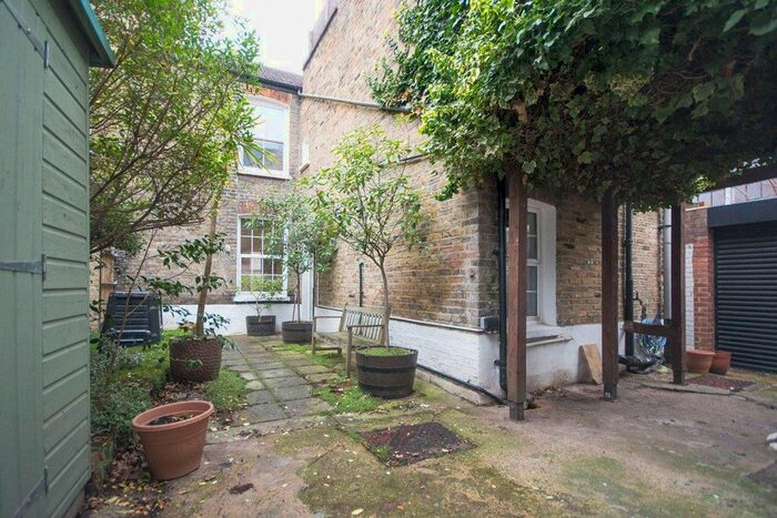 1 Bedroom Flat To Rent In Goldsboro Road, London, SW8