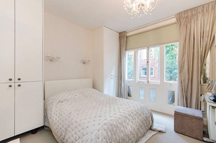 1 Bedroom Flat To Rent In Nevern Square, Earls Court, London, SW5