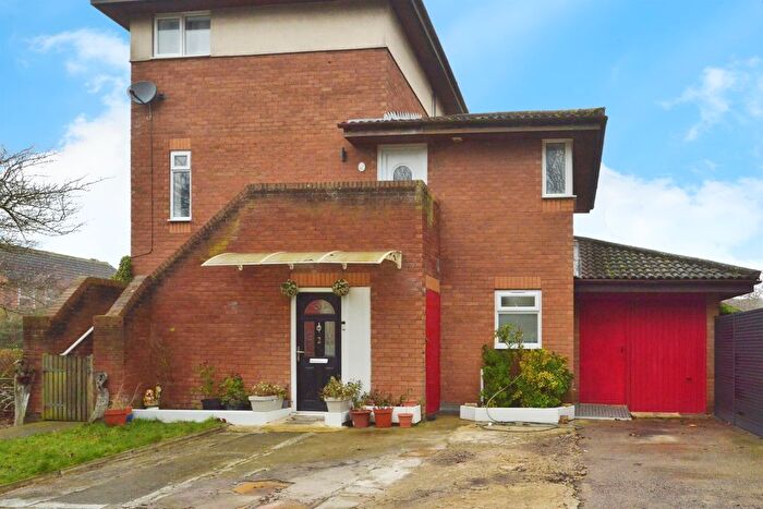 2 Bedroom Maisonette For Sale In Tylers Green, Bradwell Common, Milton Keynes, MK13