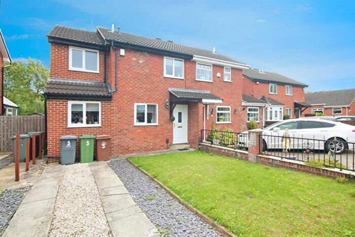 3 Bedroom Semi-Detached House For Sale In Lea Park Vale, Leeds, LS10