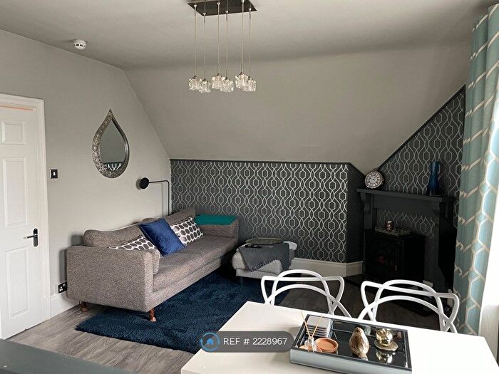 2 Bedroom Flat To Rent In Wilmslow Road, Manchester, M20