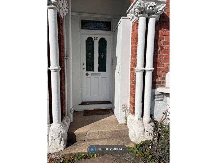 2 Bedroom Flat To Rent In Ballards Lane, London, N3