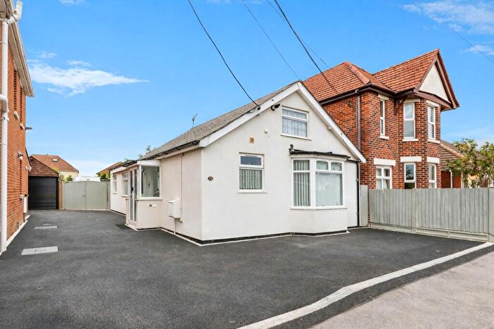 2 Bedroom Detached Bungalow For Sale In Mayfield Avenue, Totton, Southampton, SO40