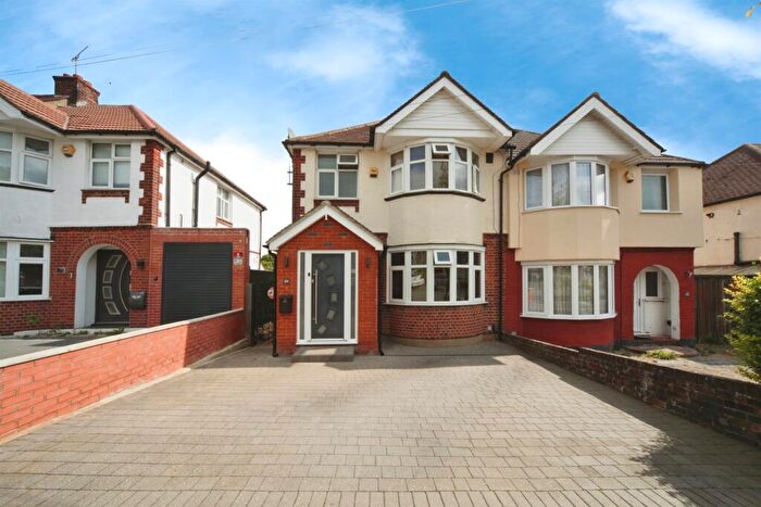 3 Bedroom Semi-Detached House For Sale In Walcot Avenue, Luton, LU2