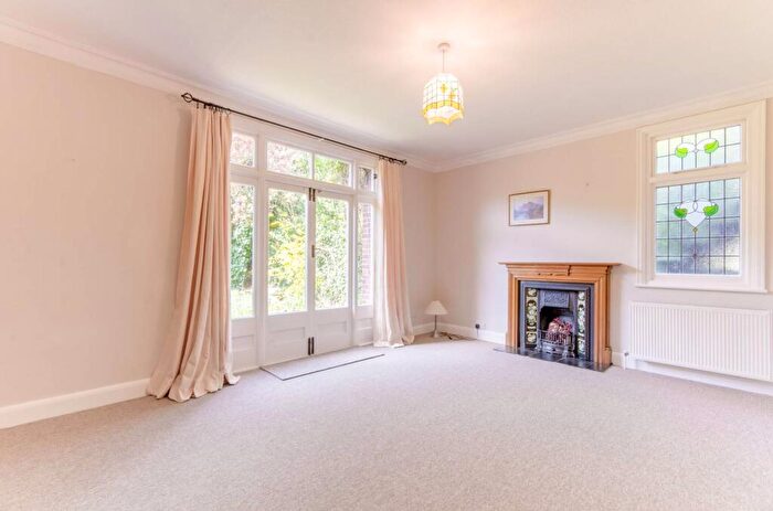 2 Bedroom Flat To Rent In Lower Flat, Avenue Road, Southgate, London, N14