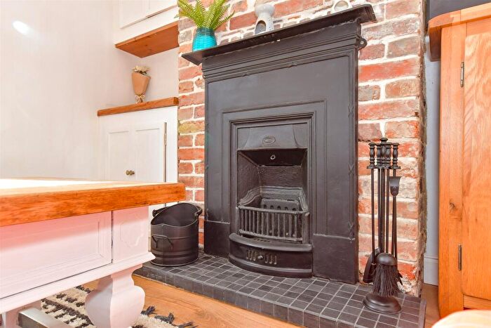 2 Bedroom Cottage For Sale In Carisbrooke High Street, Newport, Isle Of Wight, PO30