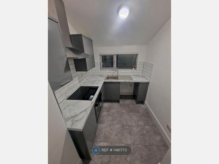 2 Bedroom Flat To Rent In Russell Place, Kirkcaldy, KY1