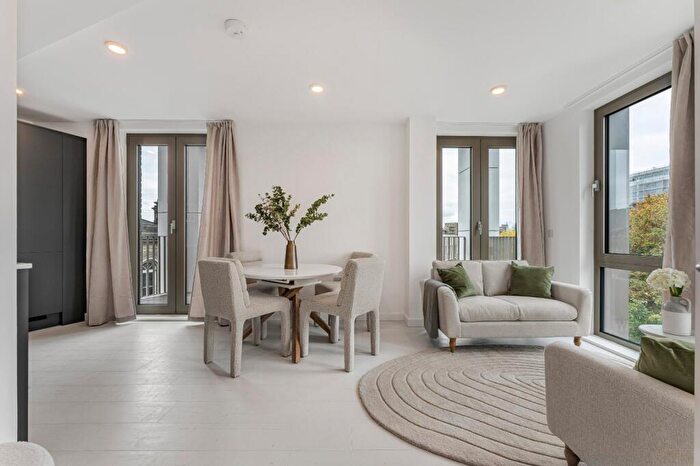 1 Bedroom Flat For Sale In Sailmakers Lofts, - Commercial Road, E14