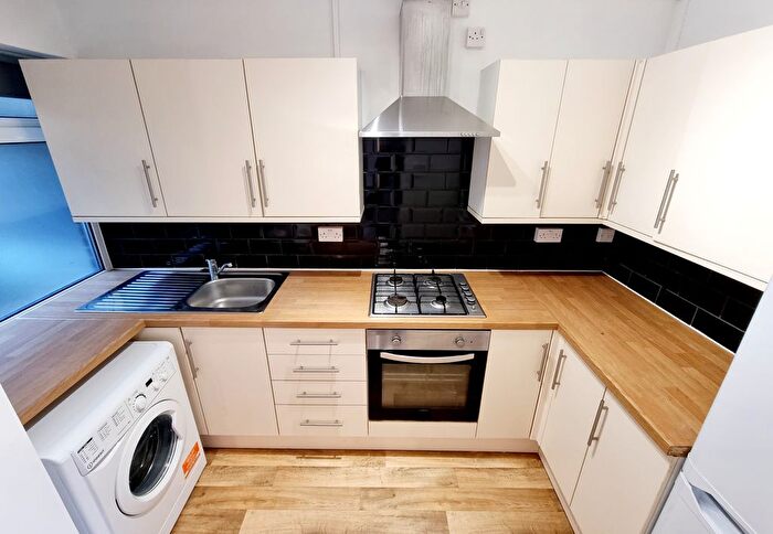 3 Bedroom Flat To Rent In Park Hill, London, SW4