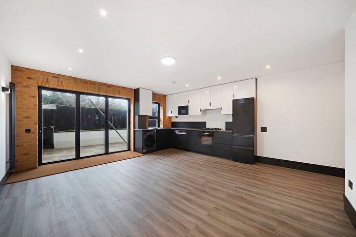 3 Bedroom Flat To Rent In Fir Tree Road, SM7