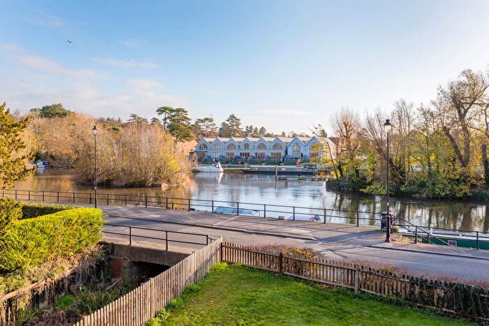 2 Bedroom Flat For Sale In Ray Park Road, Maidenhead, SL6