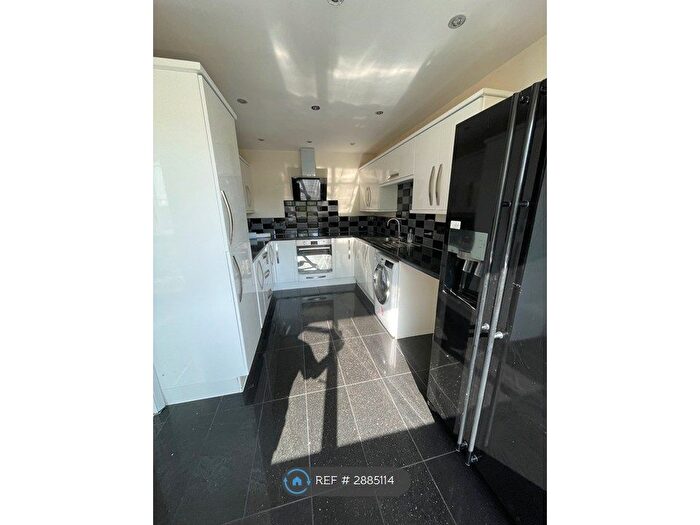 2 Bedroom Flat To Rent In Linden Close, Dunstable, LU5