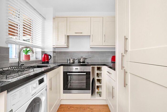 1 Bedroom Flat For Sale In Mathon Court, Guildford, GU1