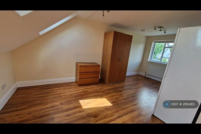 Studio To Rent In Park Road, London, NW4