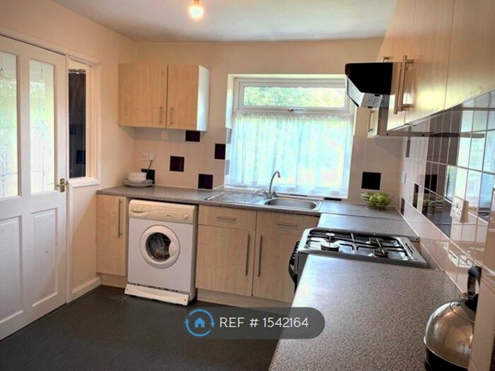 4 Bedroom Semi-Detached House To Rent In Finchley Road, Manchester, M14