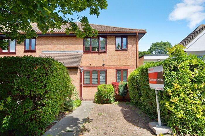 Studio For Sale In Mowbrays Road, Romford, RM5