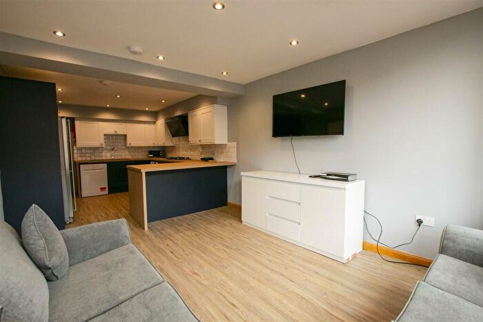 8 Bedroom House To Rent In Raddlebarn Road, Birmingham, B29