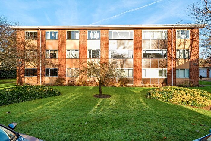 2 Bedroom Flat To Rent In Brockley Combe, Weybridge, KT13