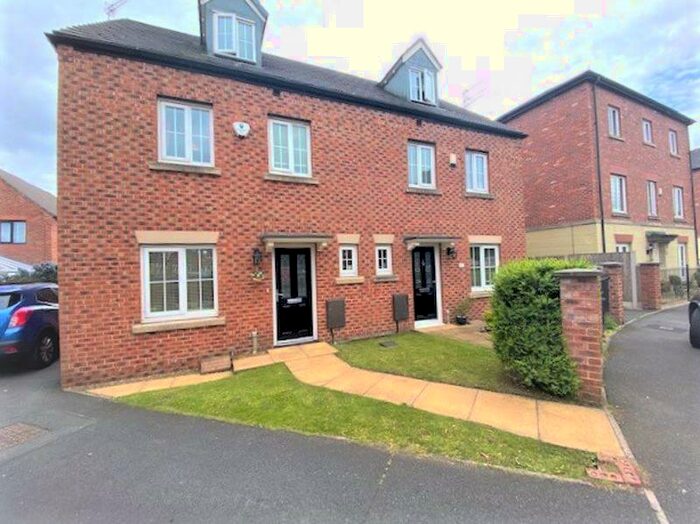 4 Bedroom Semi-Detached House To Rent In Wet Earth Green, Manchester, M27