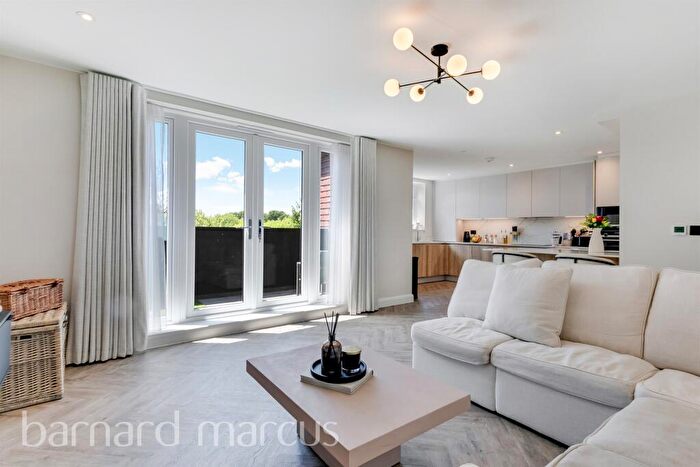 3 Bedroom Apartment For Sale In Golf Side Mews, Coulsdon, CR5